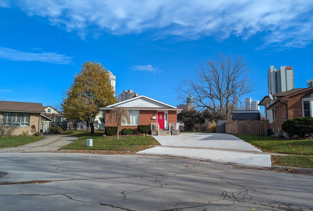 5700 Sunnylea Cres - Photo 2 of 38