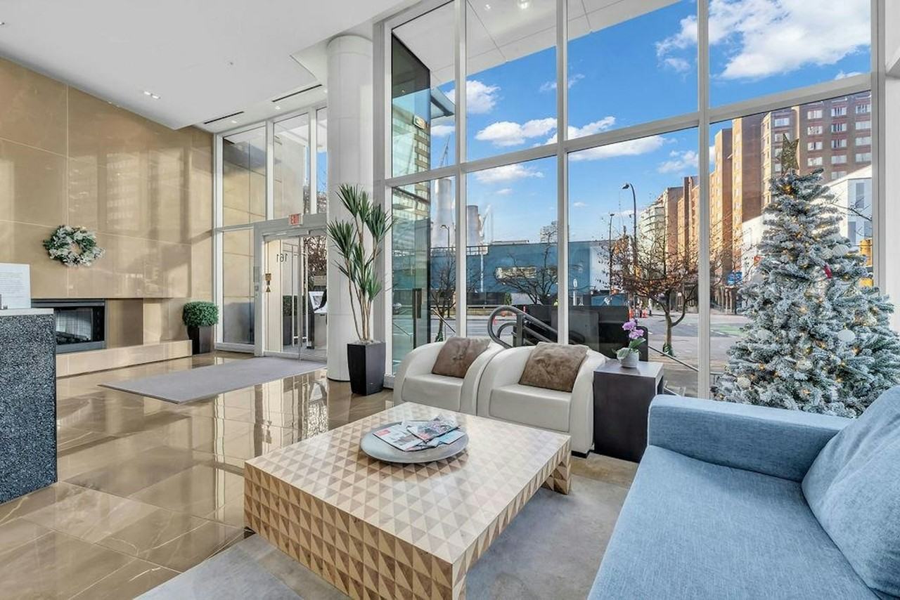 161 Georgia St W #818 - Photo 4 of 50