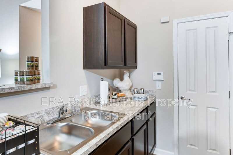 1605 Gilmore Park Ave - Photo 3 of 14