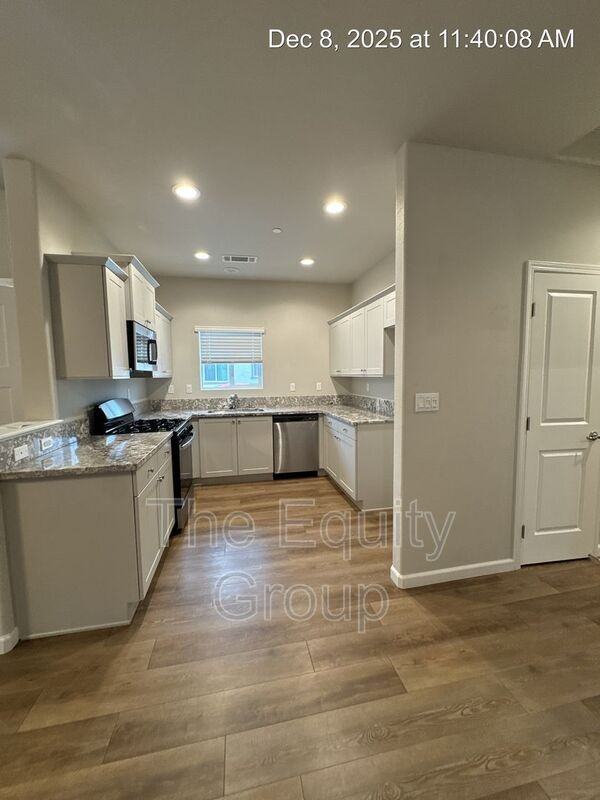 514 S Summit St #101 - Photo 3 of 18