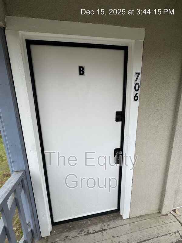 706 N Jacob St #B - Photo 2 of 17