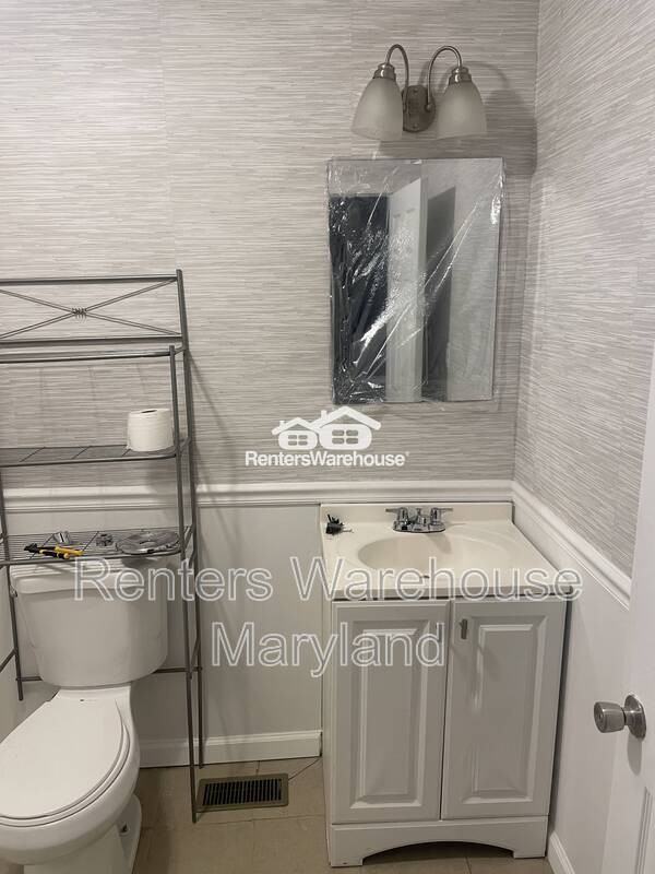 2557 W Baltimore St - Photo 4 of 16