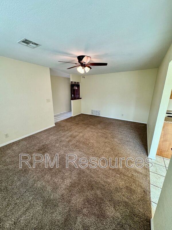 440 E Carson Ln - Photo 6 of 26