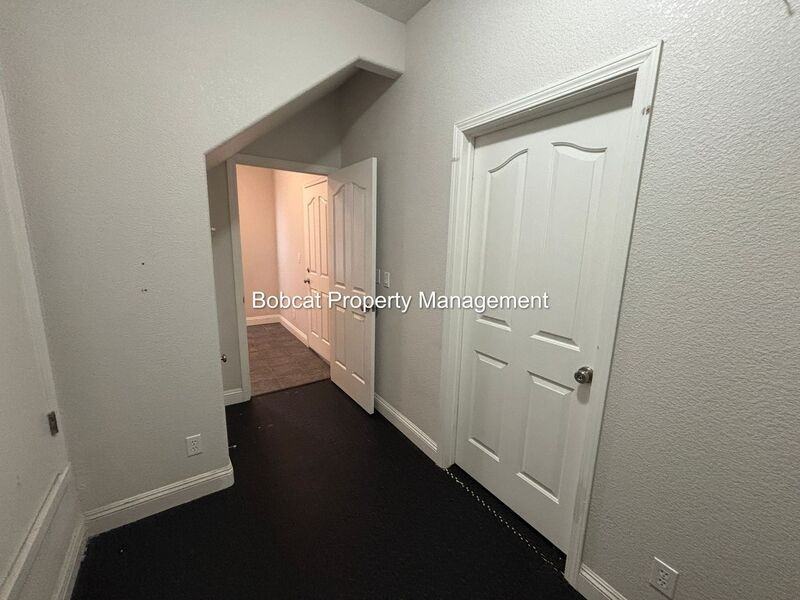 1320 Thompson St - Photo 6 of 50