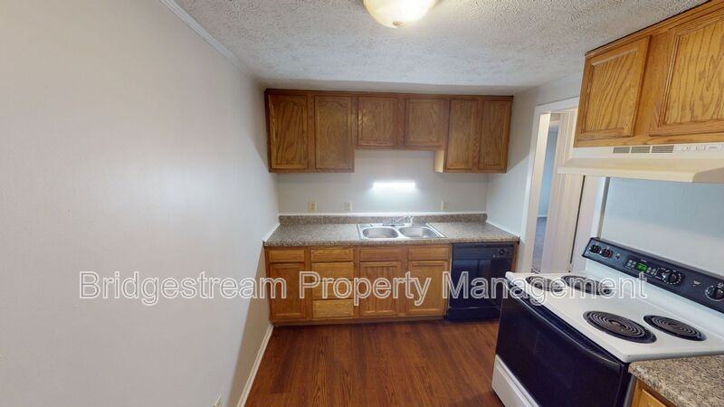 852 Randler Ave - Photo 3 of 8