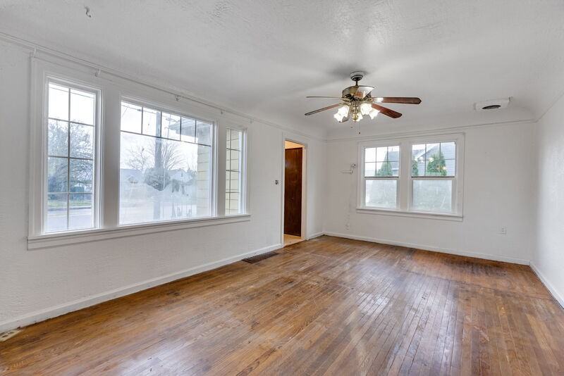 1137 Se Uglow Ave - Photo 4 of 42