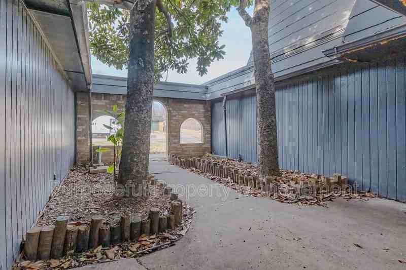 6814 Lancer Ln - Photo 4 of 36