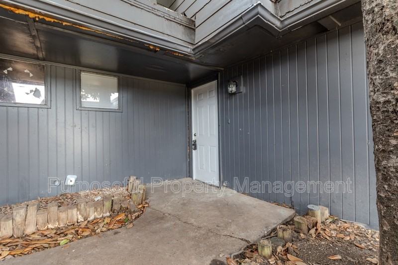 6814 Lancer Ln - Photo 5 of 36