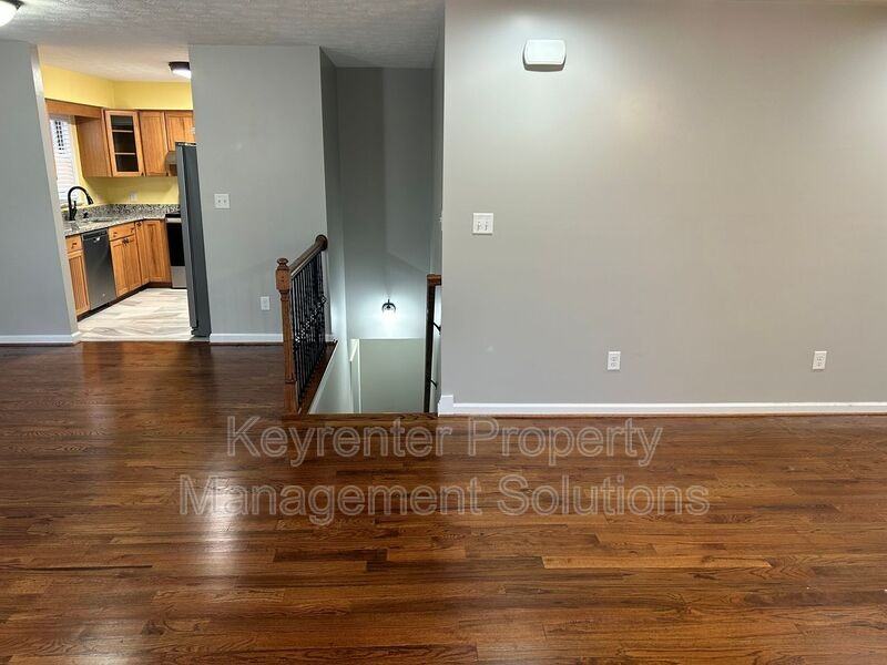 33 Oak Ln - Photo 4 of 41