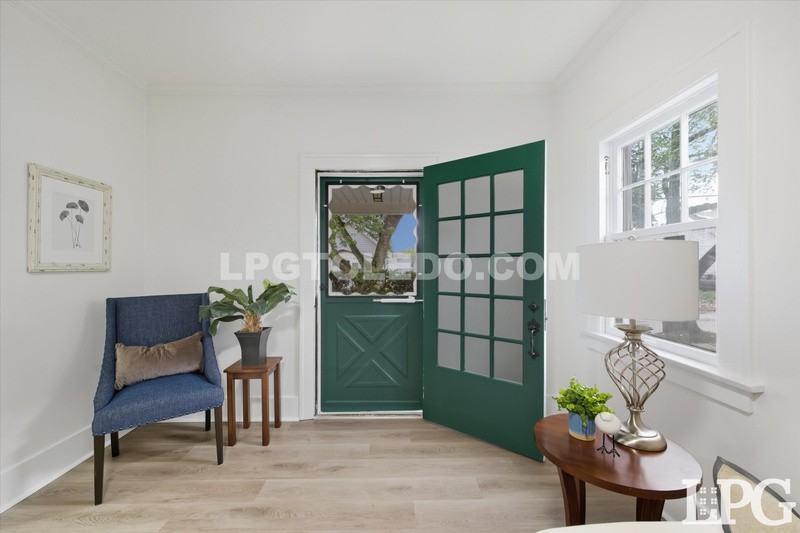 1044 Hawk St - Photo 4 of 37