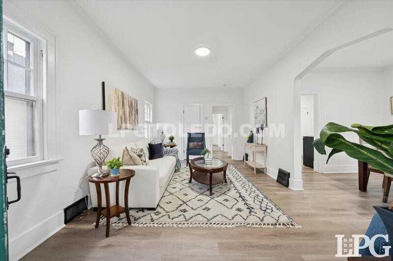 1044 Hawk St - Photo 5 of 37