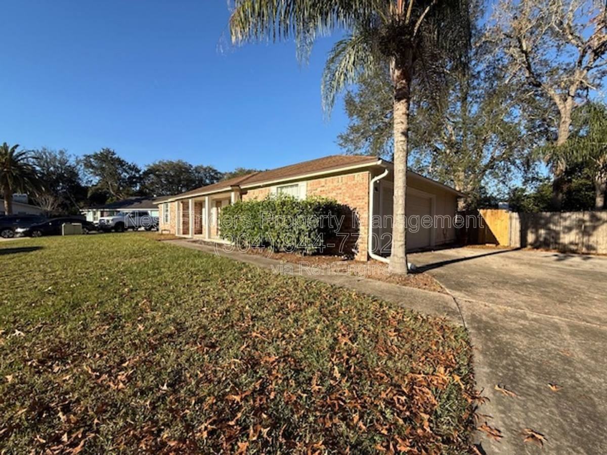 12947 Tree Way Ct N - Photo 3 of 10