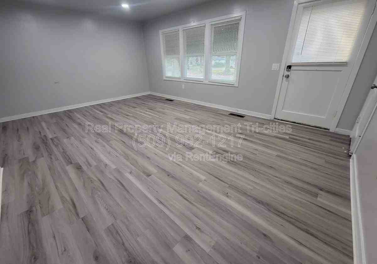 400 402 Barth Ave #402A - Photo 3 of 10