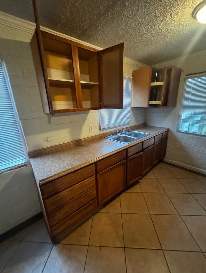 2260 E Hazelton Ave - Photo 3 of 10