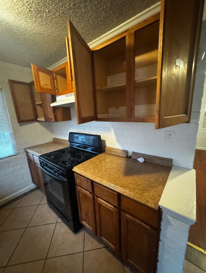 2260 E Hazelton Ave - Photo 4 of 10