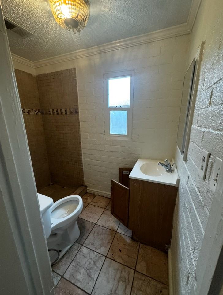 2260 E Hazelton Ave - Photo 5 of 10