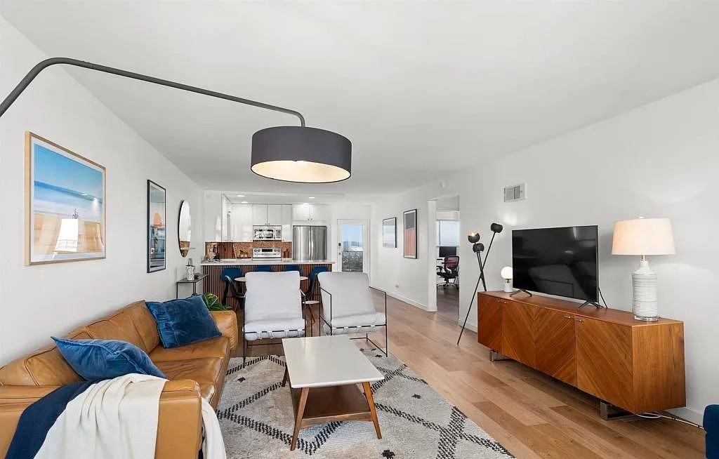 4944 Cass St - Photo 5 of 21