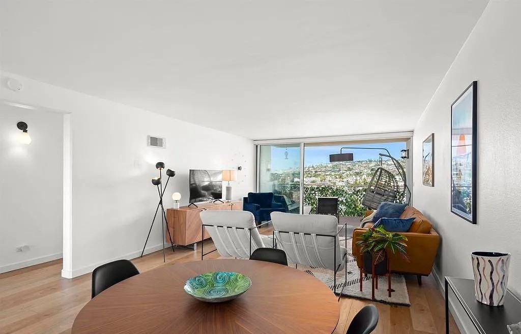 4944 Cass St - Photo 6 of 21