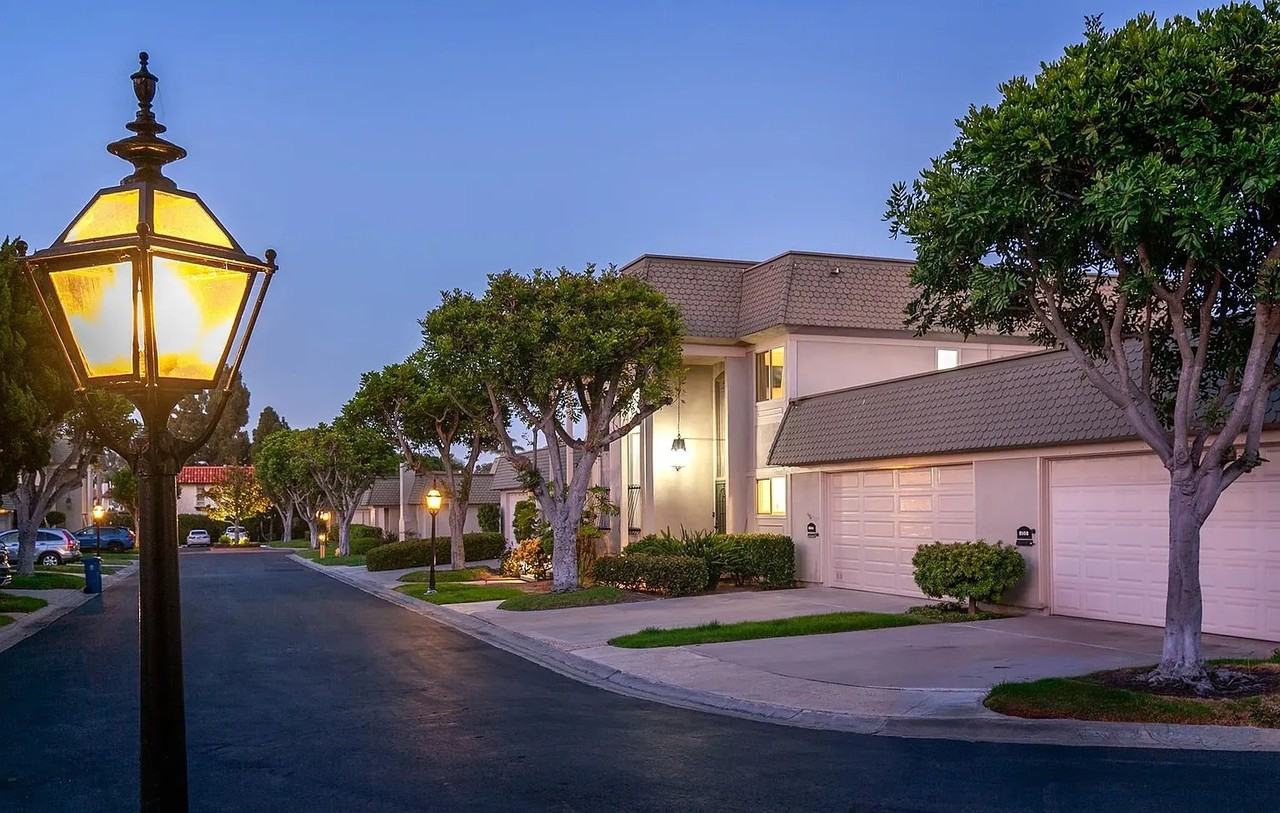 3104 Orleans E - Photo 3 of 24