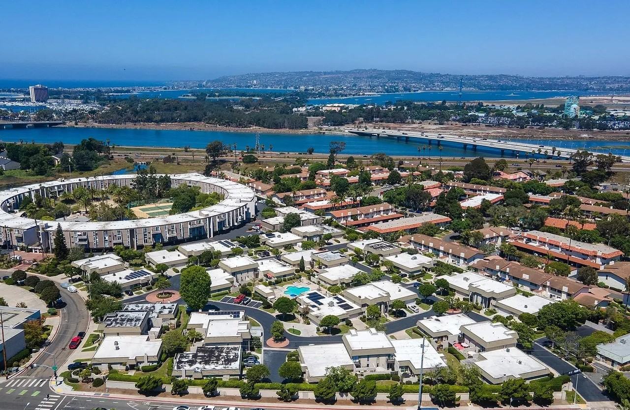 3104 Orleans E - Photo 4 of 24