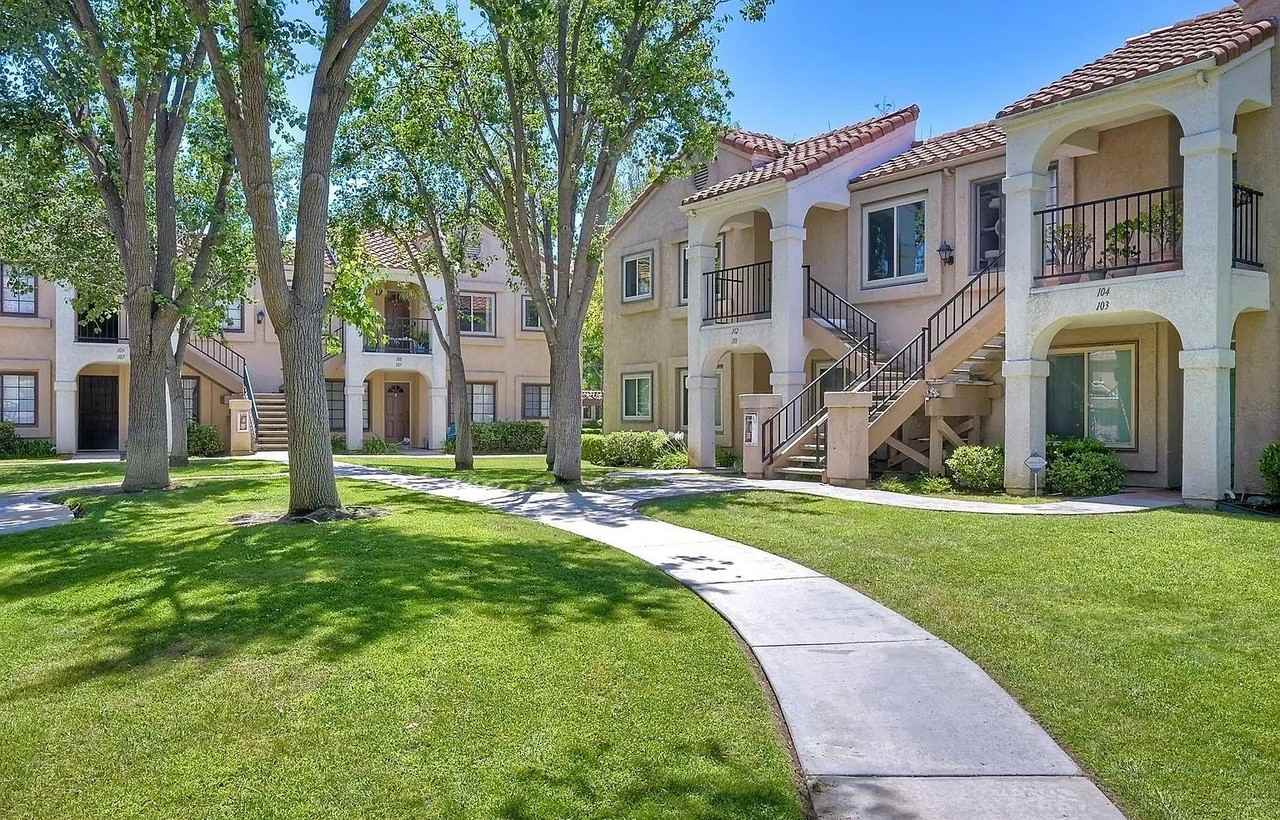 10692 Dabney Dr - Photo 5 of 30