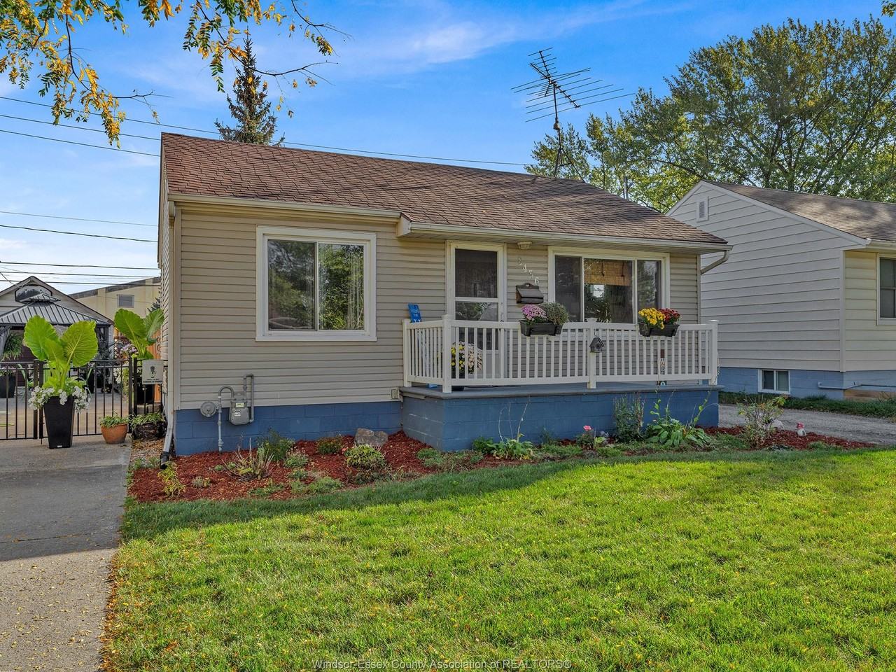 2436 Meldrum Rd - Photo 2 of 19