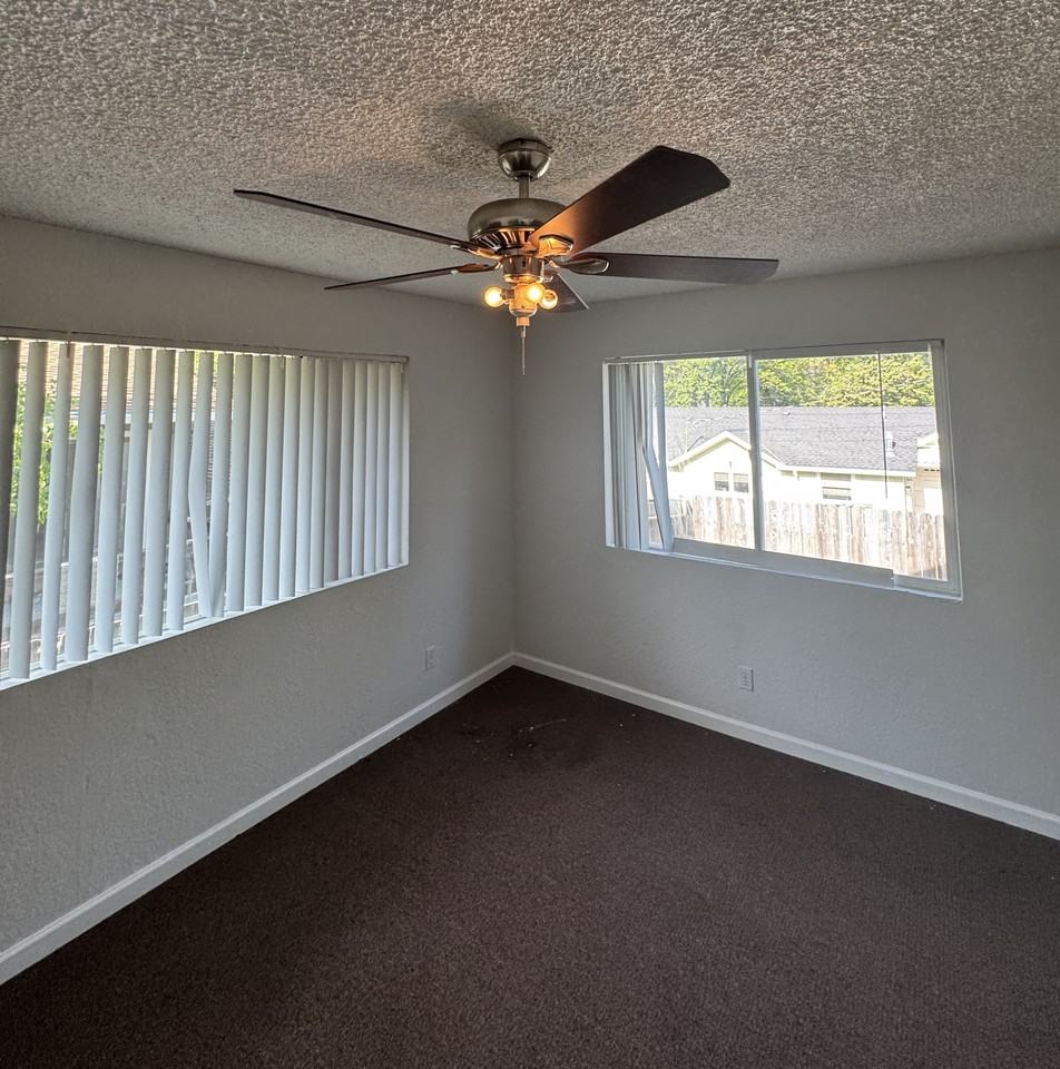 203 N C St - Photo 4 of 6