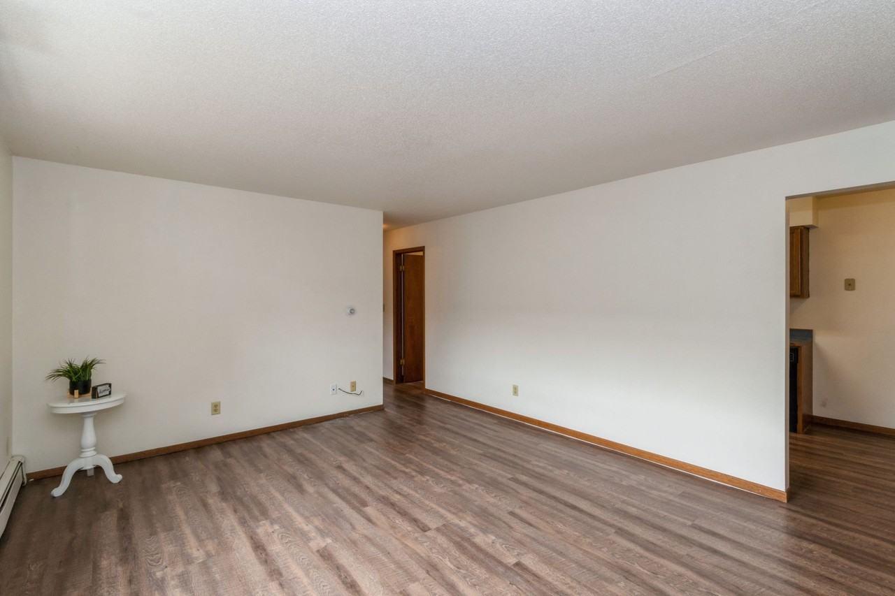 808 Oakcrest Street - Photo 4 of 8