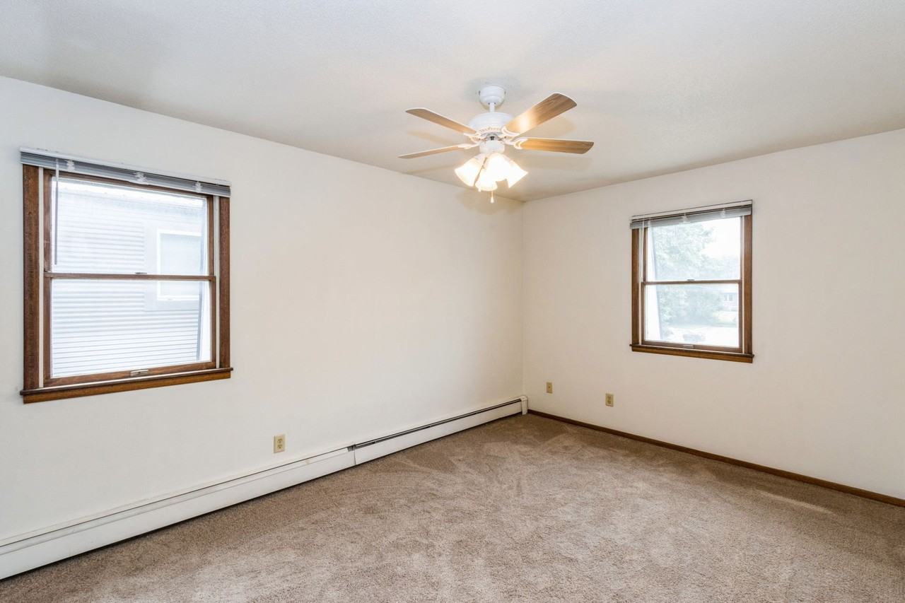 808 Oakcrest Street - Photo 6 of 8