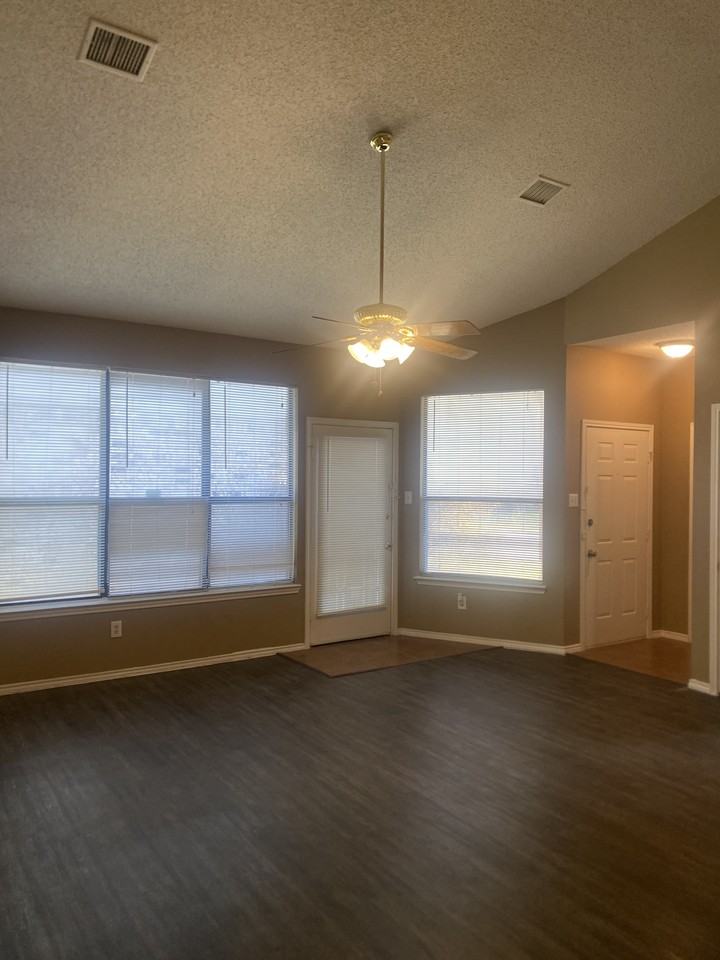 1133 Southpointe Dr - Photo 2 of 20