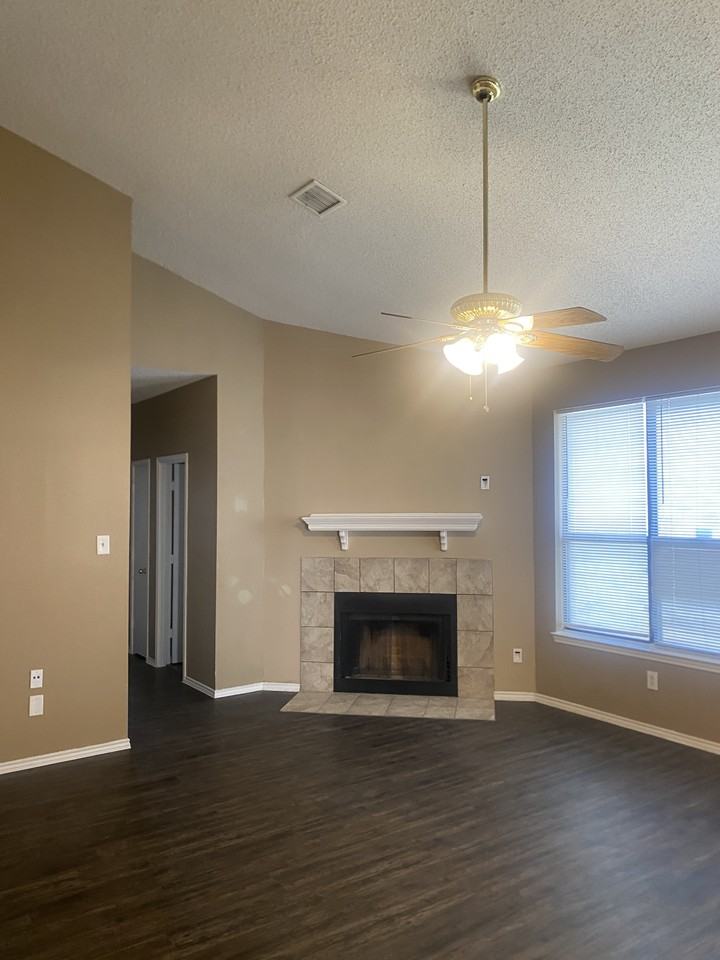 1133 Southpointe Dr - Photo 3 of 20