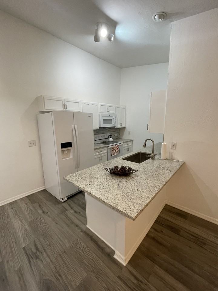 1432 Sw Courtyards Ln #101 - Photo 6 of 20