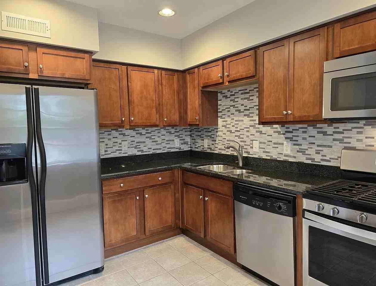 45 E Lock Ln #7 - Photo 3 of 12