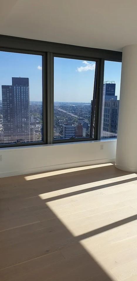 3 Court Sq - Photo 2 of 8