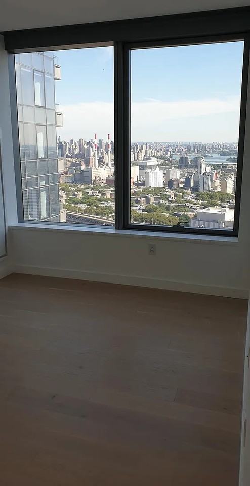 3 Court Sq - Photo 6 of 8