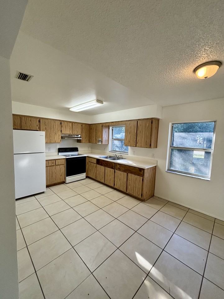 5788 Ne 15th Ave - Photo 4 of 16