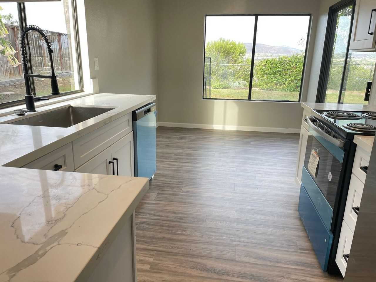 2323 Summerhill Dr - Photo 5 of 18