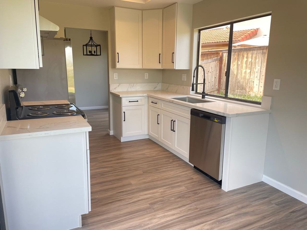 2323 Summerhill Dr - Photo 6 of 18