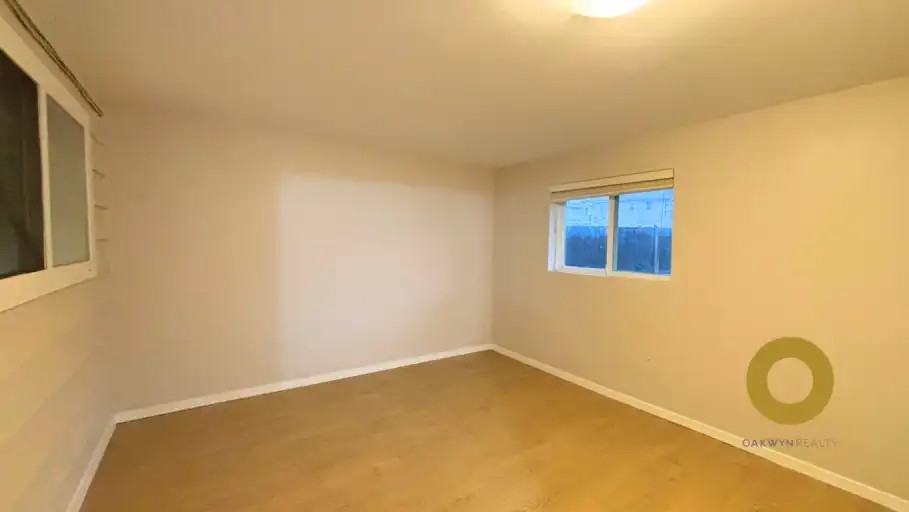 10560 Seaway Rd - Photo 6 of 11