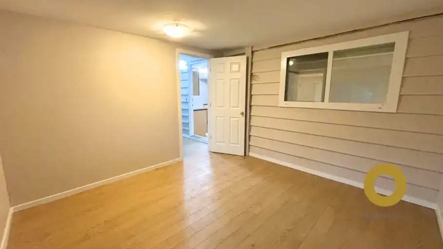 10560 Seaway Rd - Photo 7 of 11