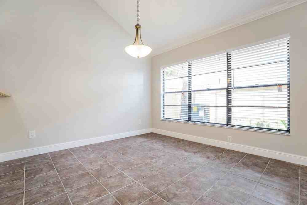 402 E Springtree Way - Photo 6 of 17