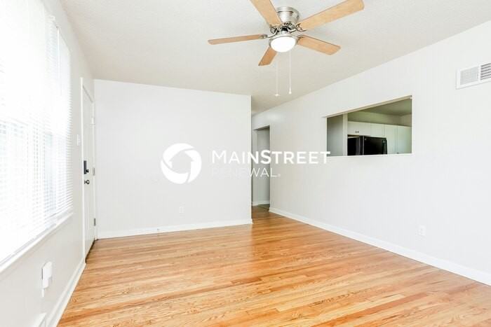 1455 Broadlawns Ln - Photo 4 of 17