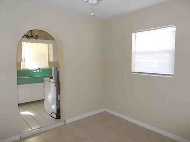 1109 Pennsylvania Ave - Photo 5 of 11