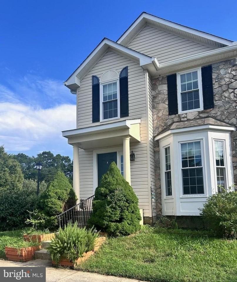 1798 Goldsborough Ln - Photo 2 of 50