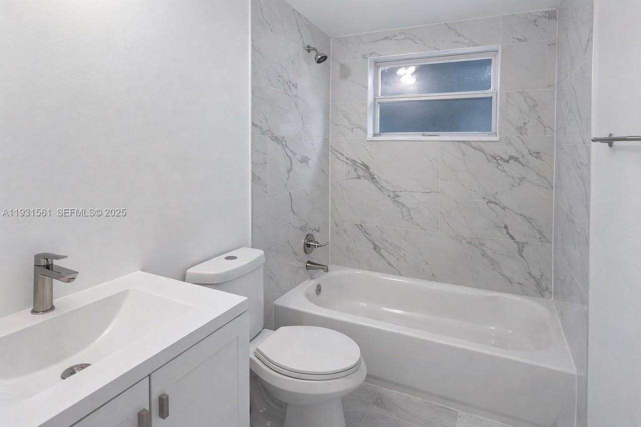 638 Ne 166th St #4 - Photo 3 of 5