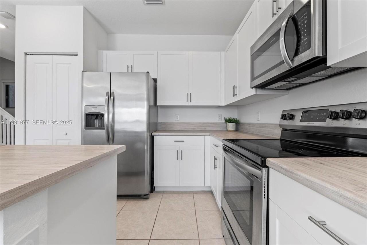 20544 Ne 5th Pl #0 - Photo 4 of 21