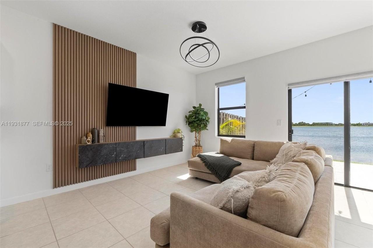 20544 Ne 5th Pl #0 - Photo 5 of 21