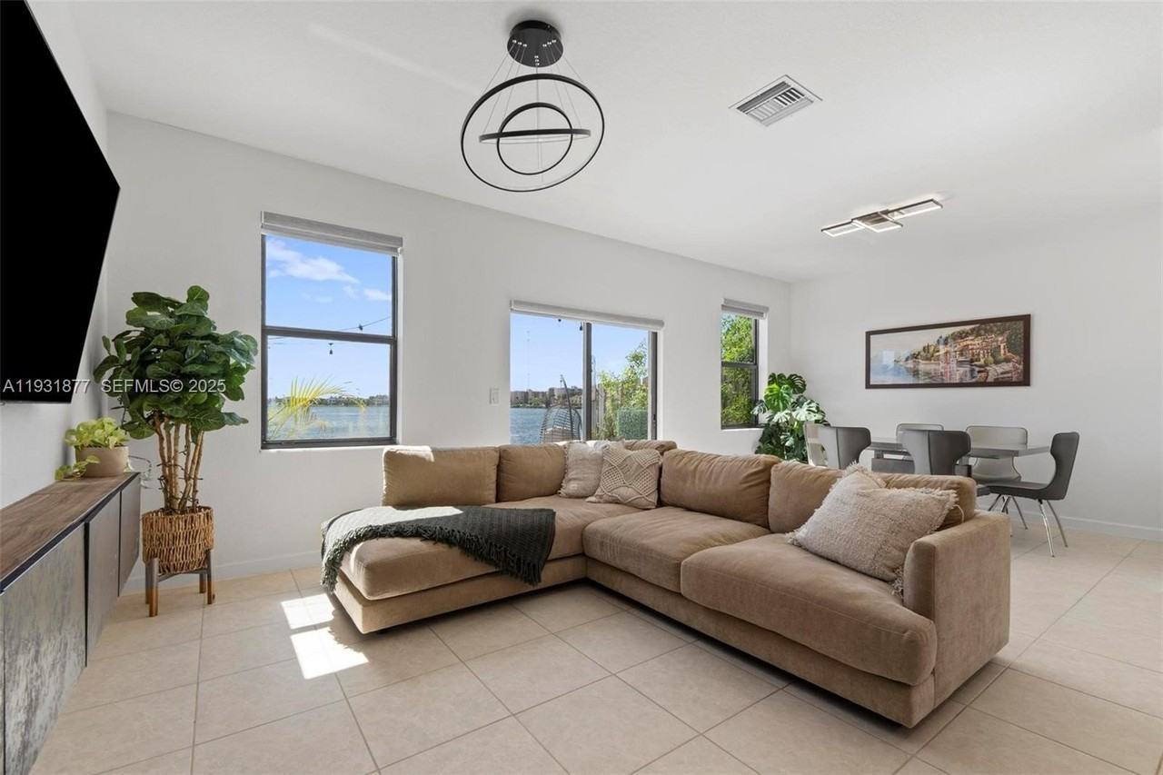 20544 Ne 5th Pl #0 - Photo 6 of 21