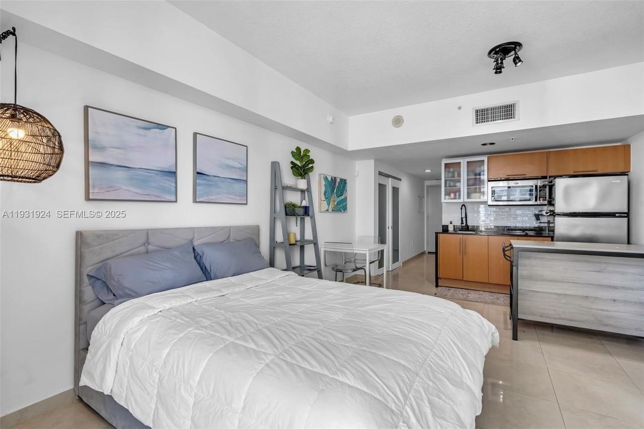 1750 N Bayshore Dr #1204 - Photo 6 of 30