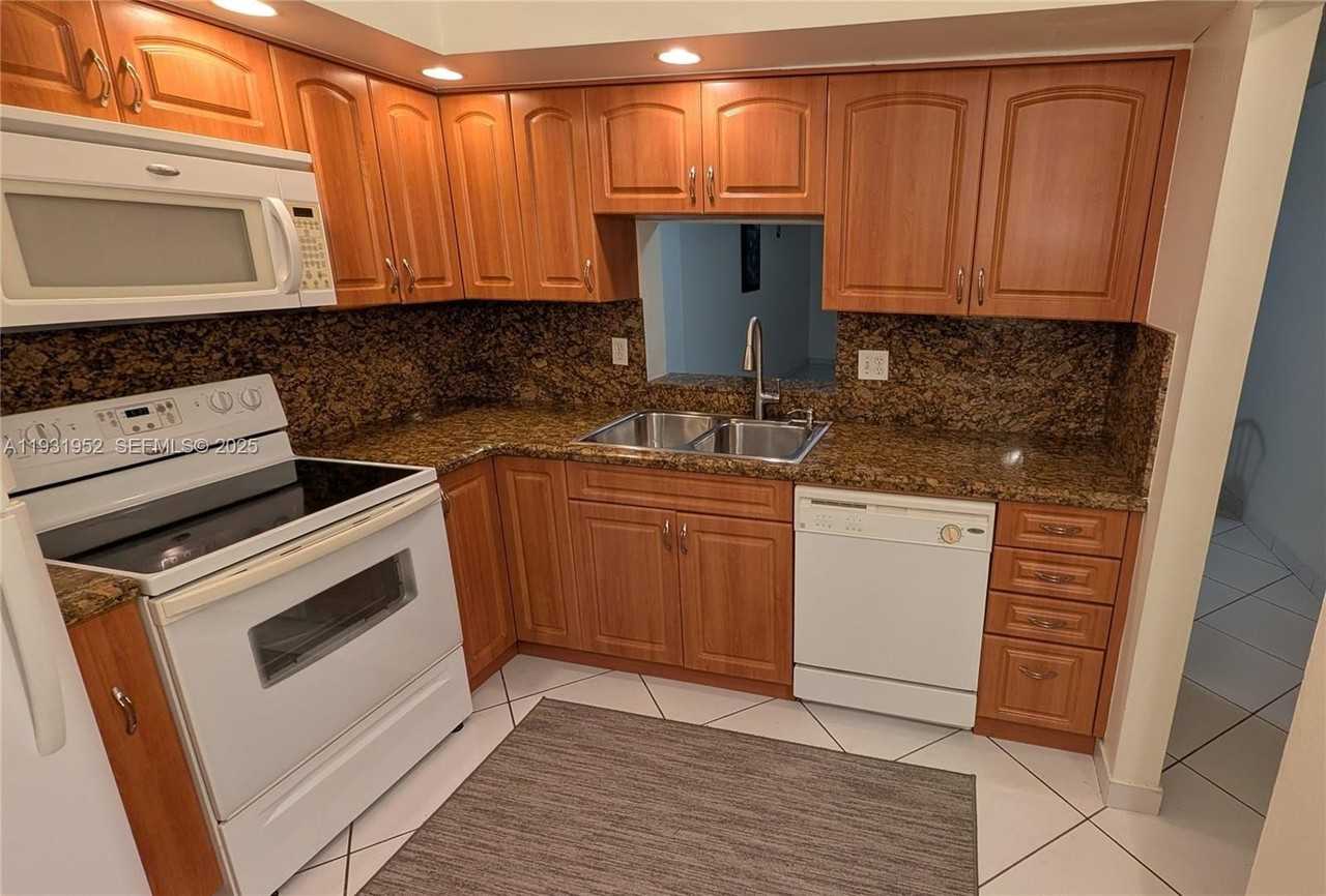 301 Ne 14th Ave #404 - Photo 4 of 6